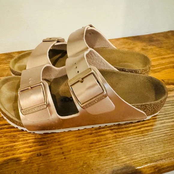 Birkenstock Kids Sandals in White and Tan - Picture 2 of 8